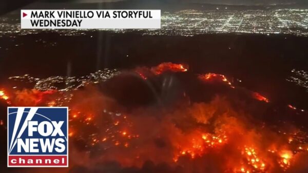 ‘LIKE MORDOR’: Airline passenger captures stunning wildfire images